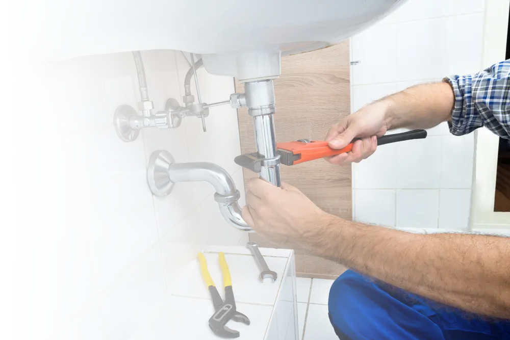 Fontanero arreglando desatasco de tubería en Huelva