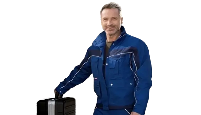 Fontanero especializado preparado para trabajar en Huelva con maletín de herramientas